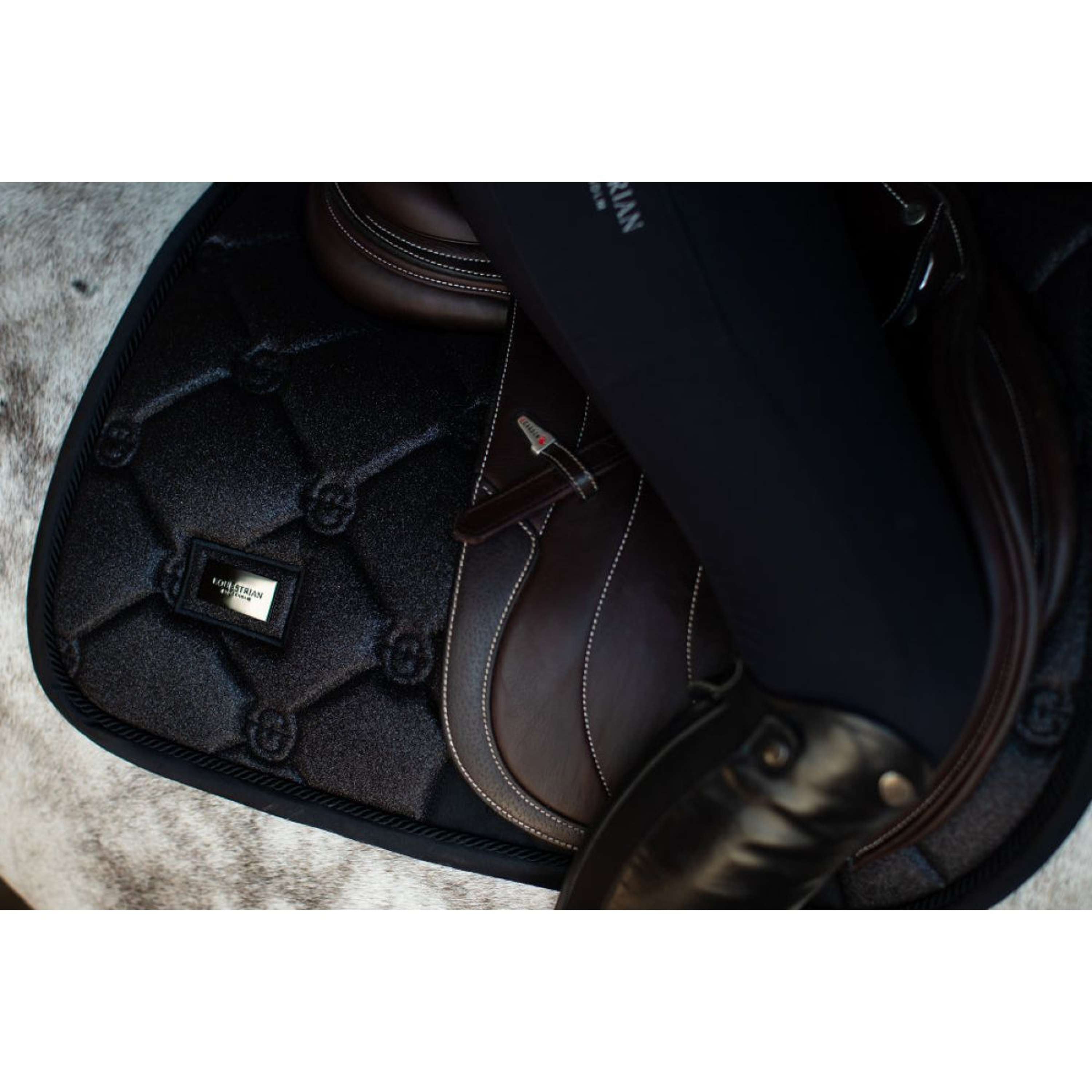 Equestrian Stockholm Tapis de Selle de Saut All Black Glimmer
